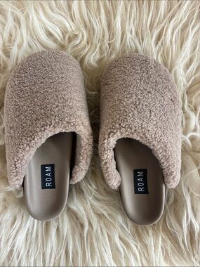 ROAM Women's Plush Slide Slippers in Beige Taupe